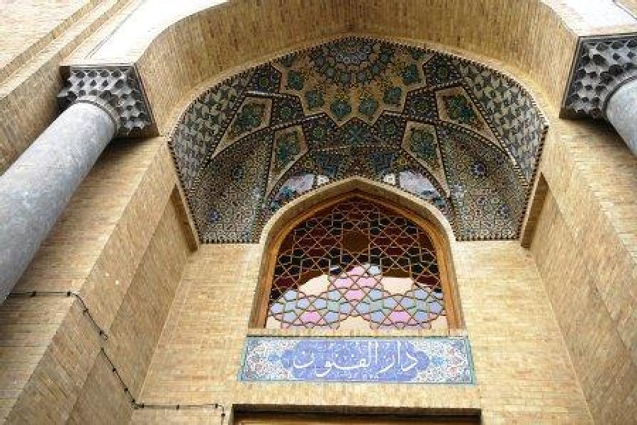 نمایی از سردر مدرسه دارالفنون