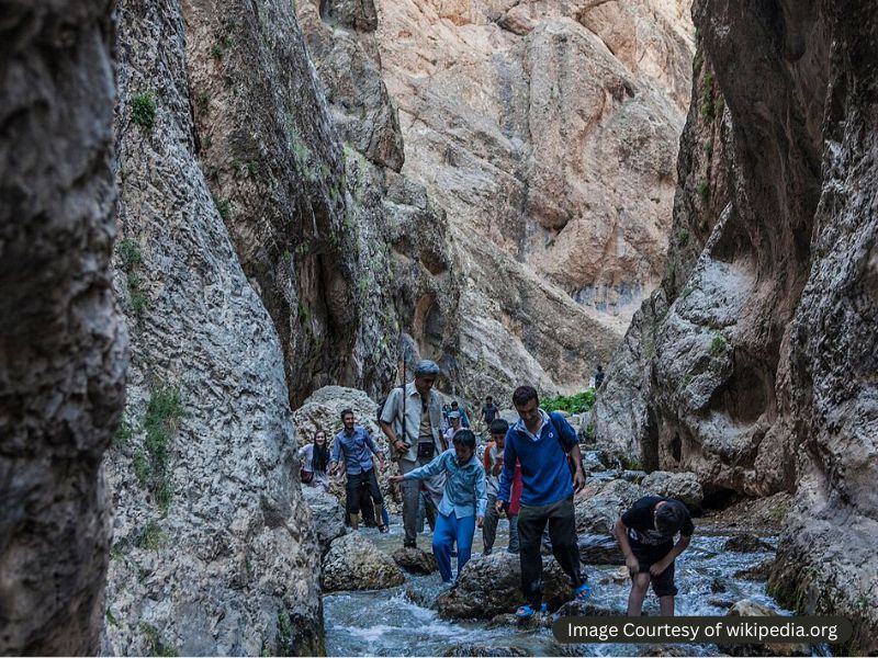 دره تنگه واشی در کوه‌های فیروزکوه