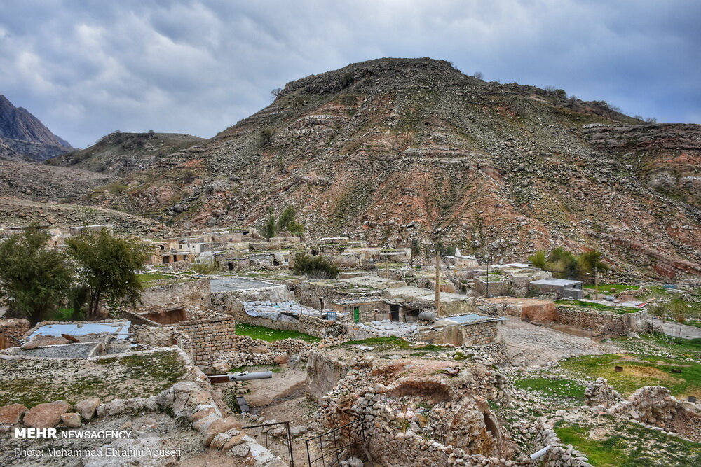 روستای لیوس دزفول در دامنه کوه قرار دارد