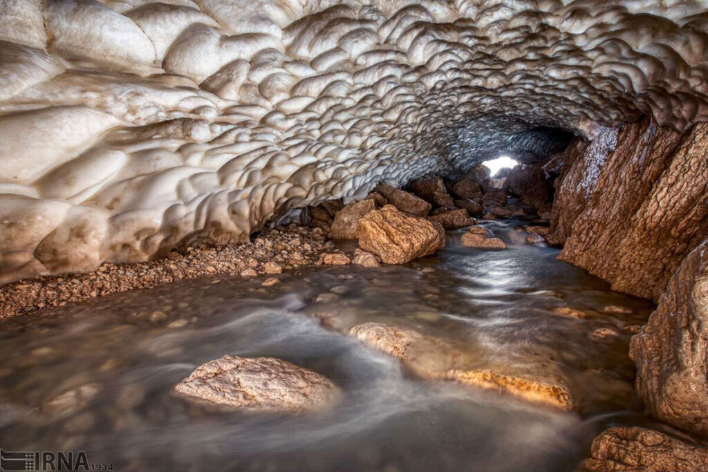 آشنایی با غار یخی چما در کوهرنگ 