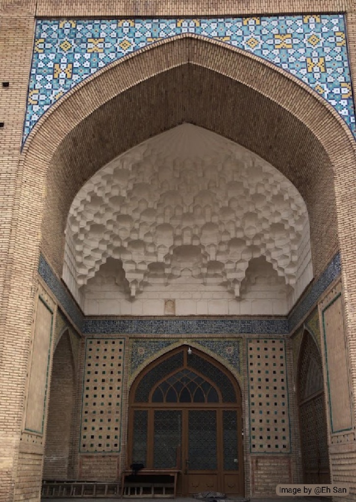 نمایی زیبا از معماری یکی از ورودی‌های مسجد