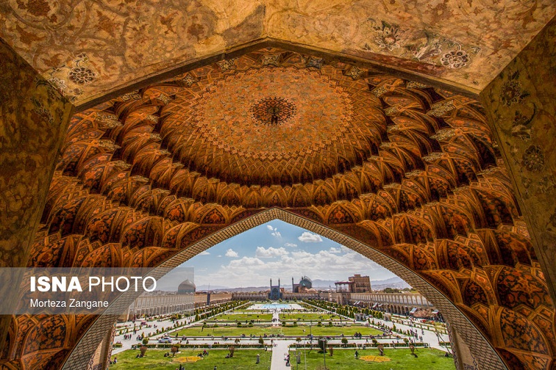 نمای کلی میدان امام اصفهان از قیصریه