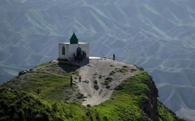 کوهپیمایی برای رسیدن به زیارتگاه خالد نبی