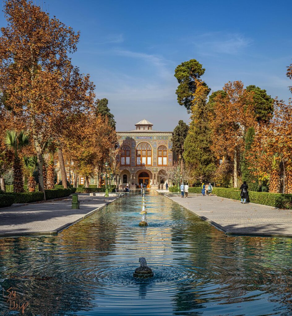 نمایی از محوطه و حوض کاخ گلستان تهران