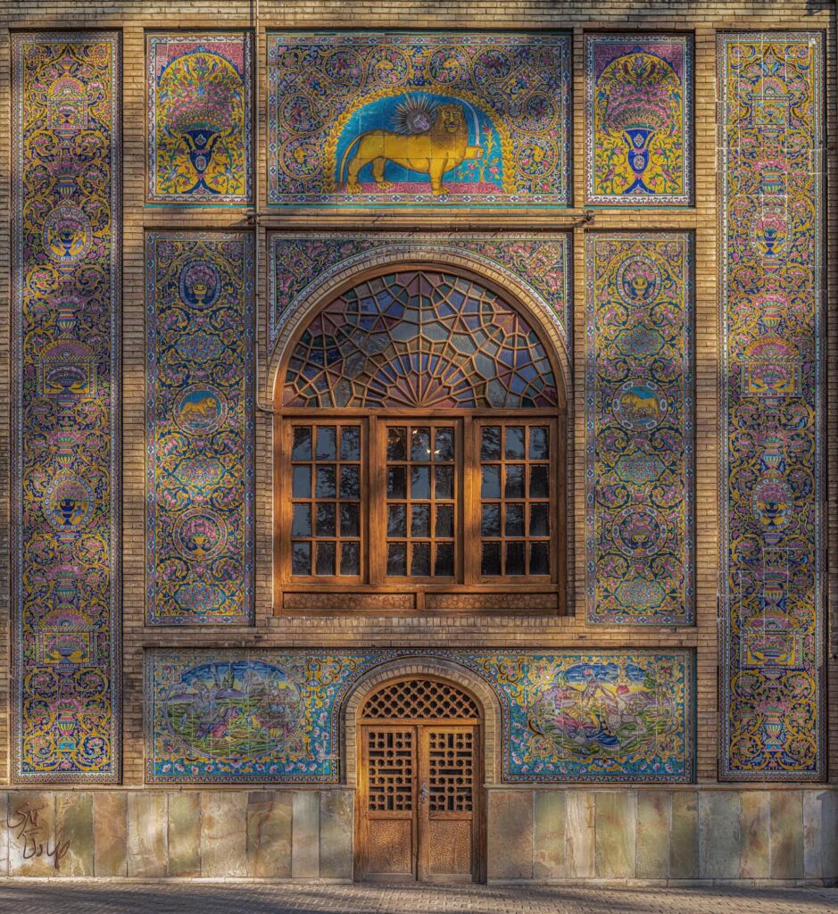 نمایی از معماری سنتی و زیبای کاخ گلستان