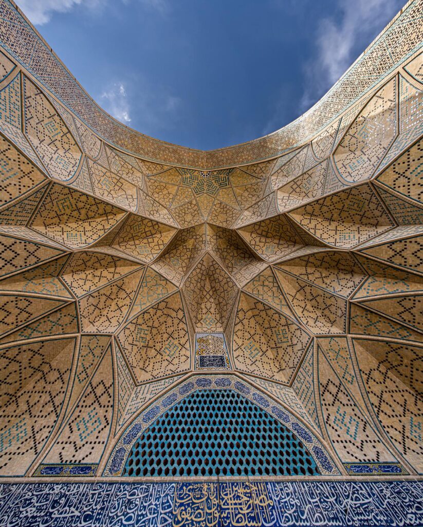 نمایی از ایوان استاد مسجد جامع عتیق اصفهان