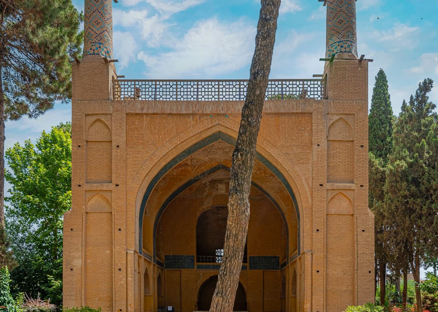 نمایی از تمام اجزای منار جنبان اصفهان