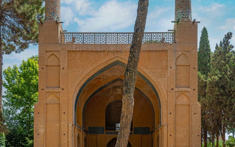 نمایی از تمام اجزای منار جنبان اصفهان