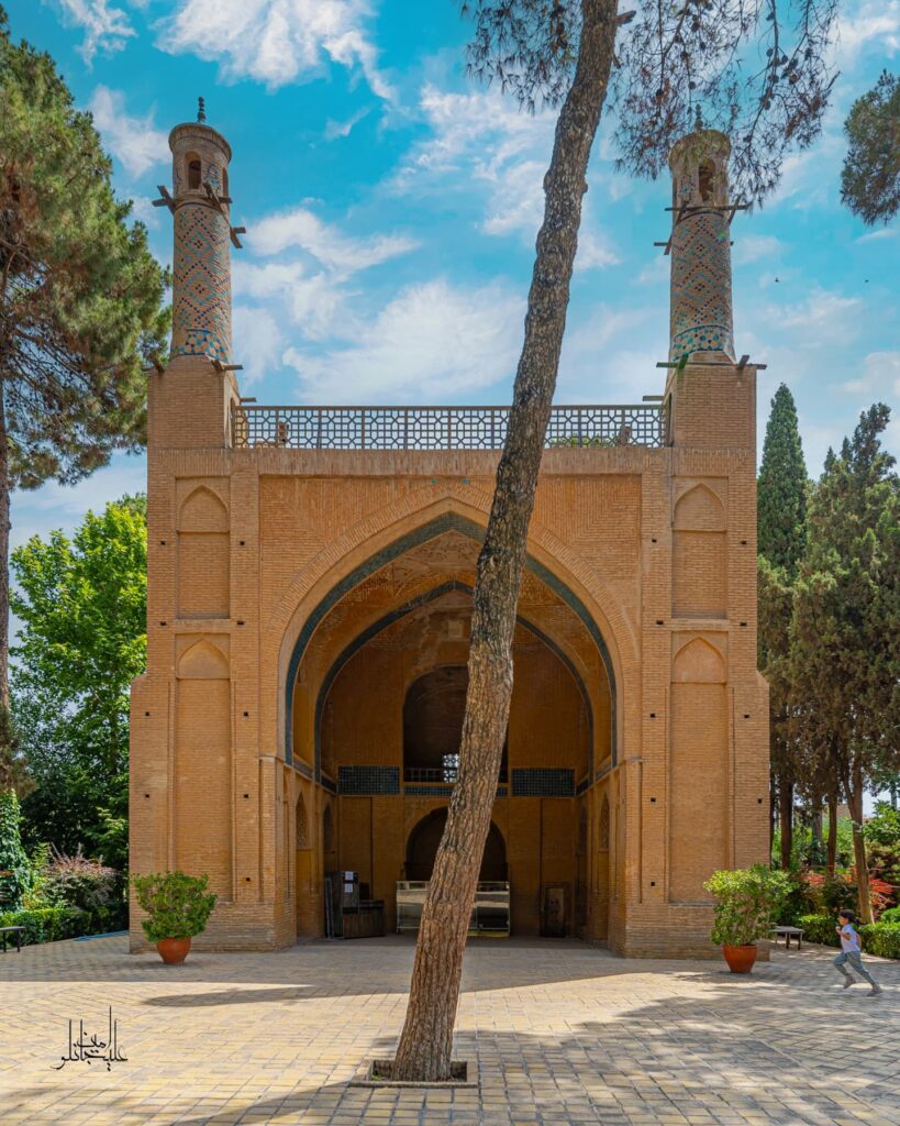 نمایی از تمام اجزای منار جنبان اصفهان