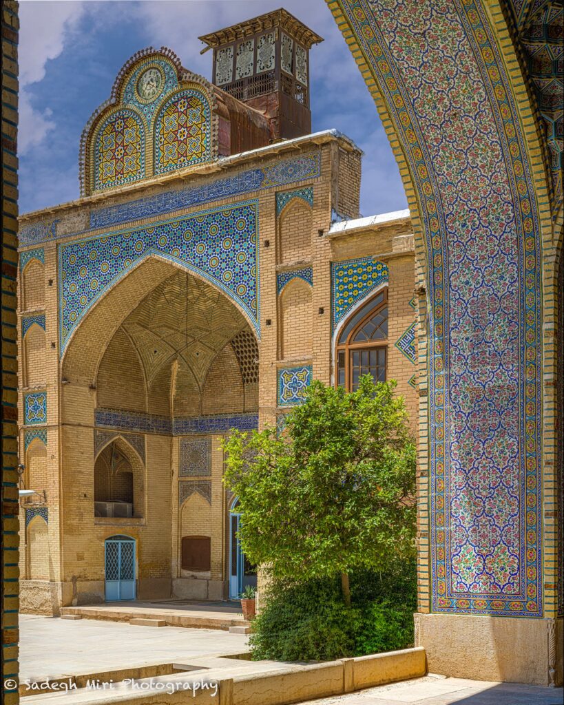 نمایی زیبا از ساعت قدیمی بالای ایوانی در مسجد مشیر شیراز