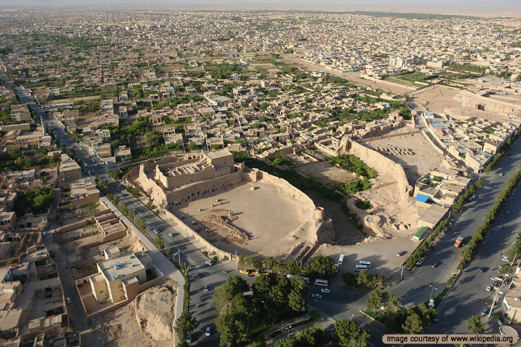 نارین قلعه میبد و نمایی از شهر میبد