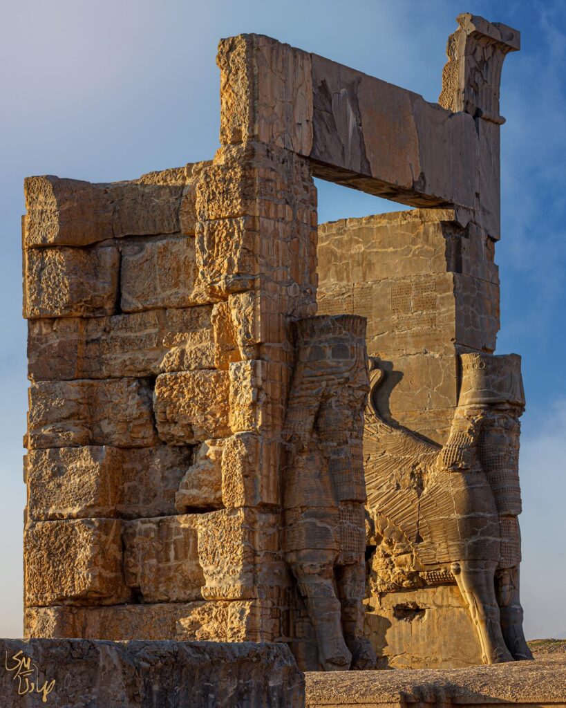 نمایی از دروازه ملل در تخت جمشید