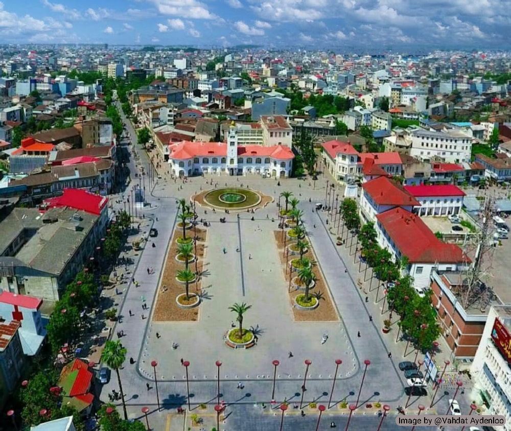 میدان شهرداری رشت، یکی از دیدنی‌ترین جاذبه‌های این شهر است