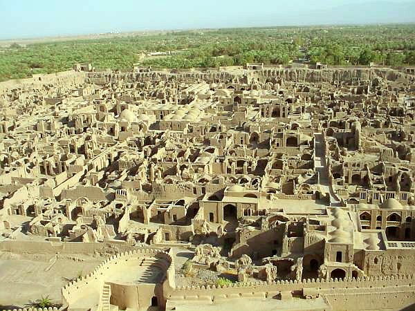 Luftaufnahme der alten Stadt Bam und ihrer Gärten