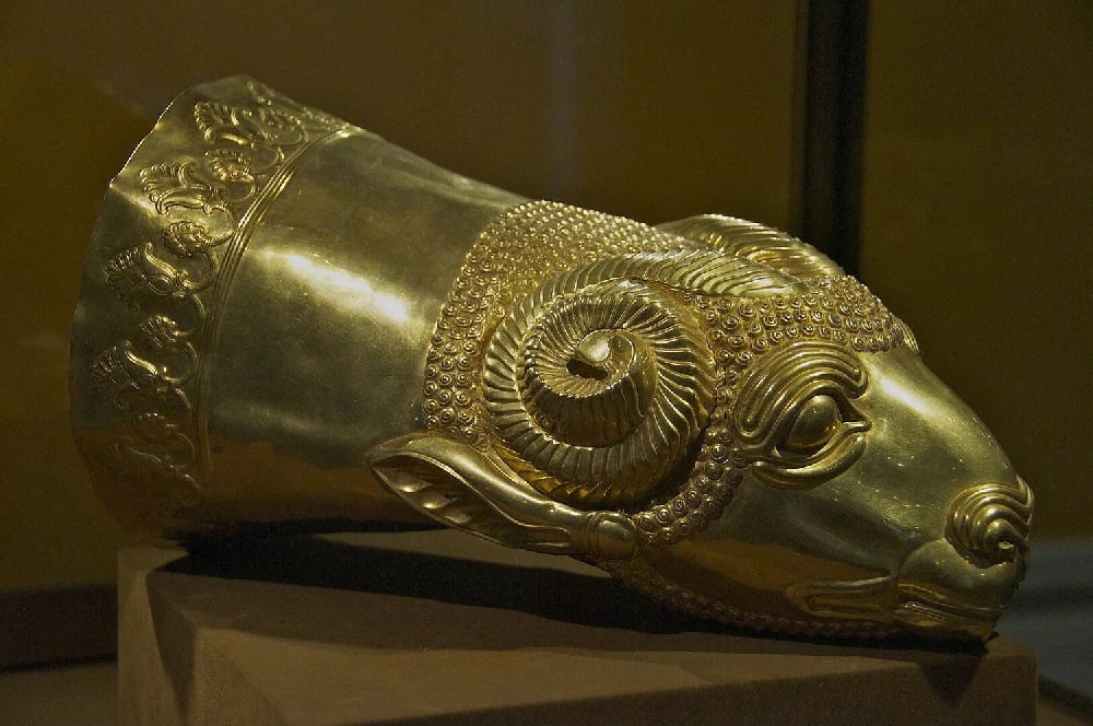 A gold rhyton attributed to Mede's civilization