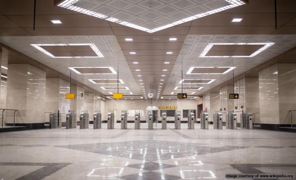 An empty Metro station on Line 7