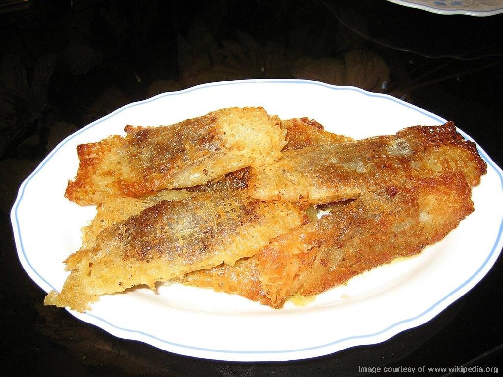 Reshte Khoshkar is a pastry made with deep-fried sweet dough