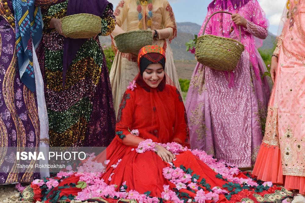 Traditional Iranian costumes in Shiraz